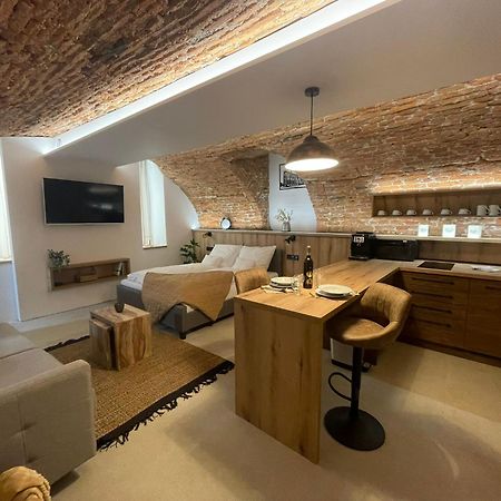 Understreet Studio With Private Parking Kosice Ngoại thất bức ảnh