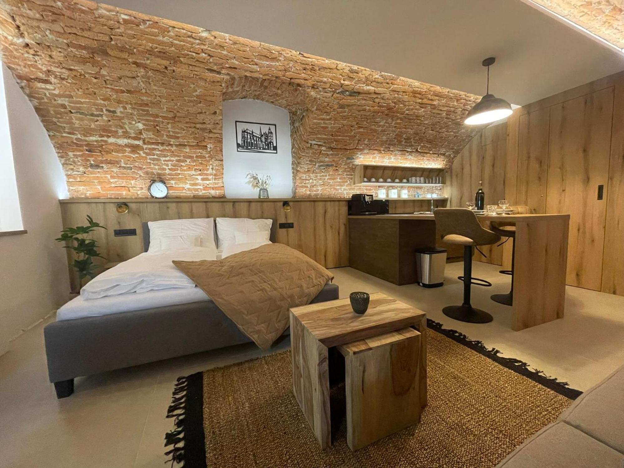Understreet Studio With Private Parking Kosice Ngoại thất bức ảnh